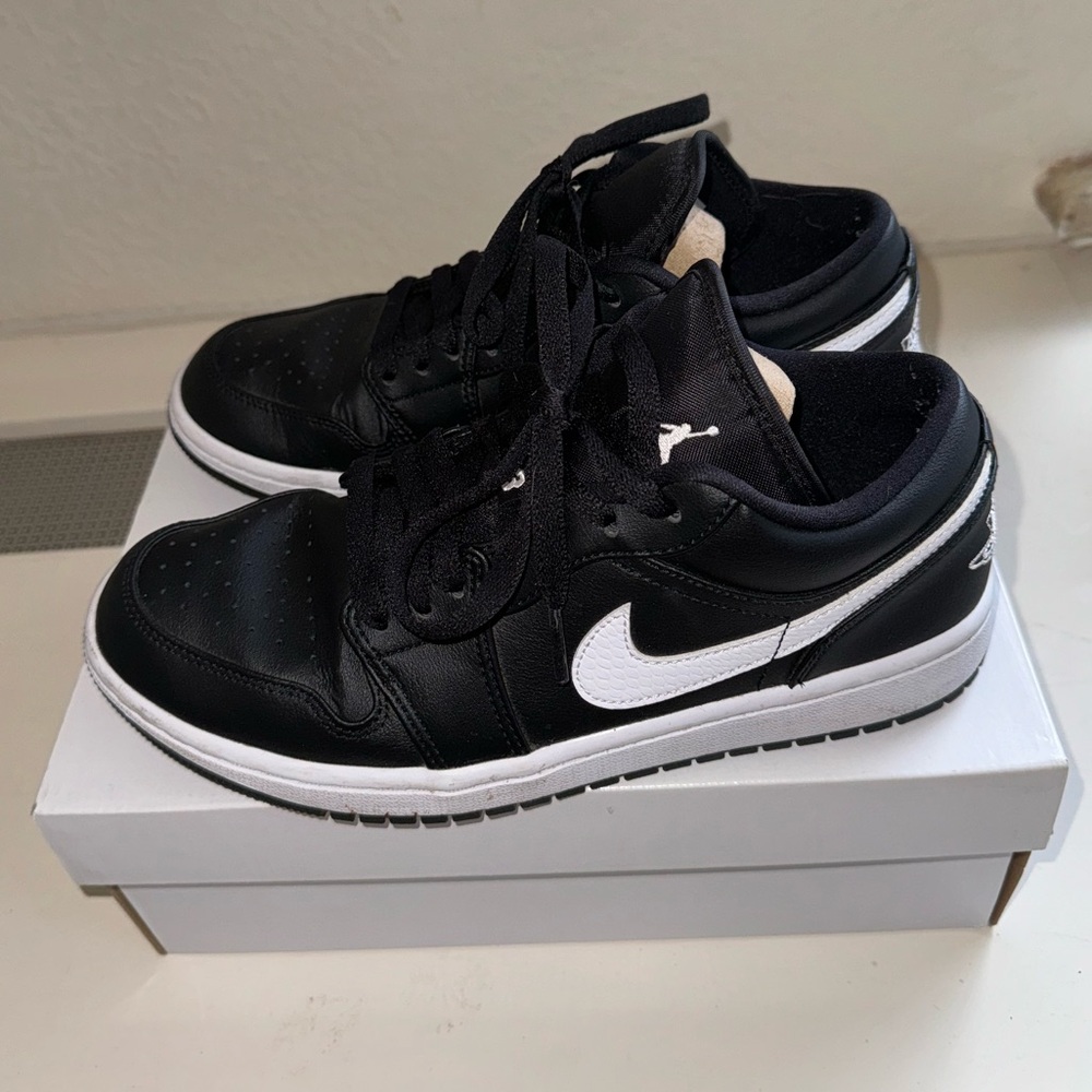 Like NEW! Jordan 1 Low Black White Sneakers Women’s Size 9